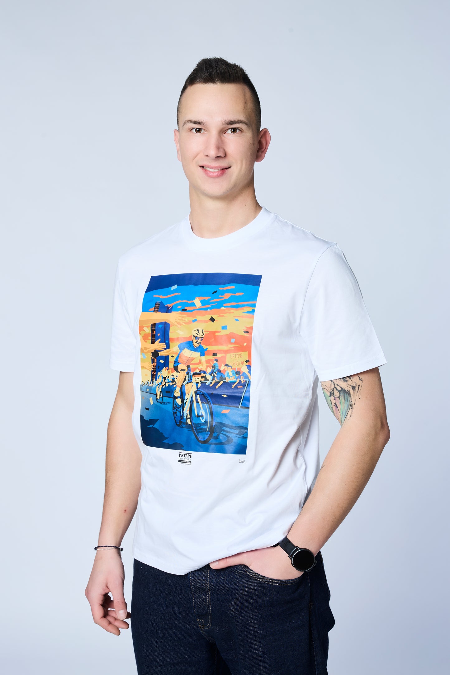 Bílé triko s motivem Kopcovité L'Etape 2025