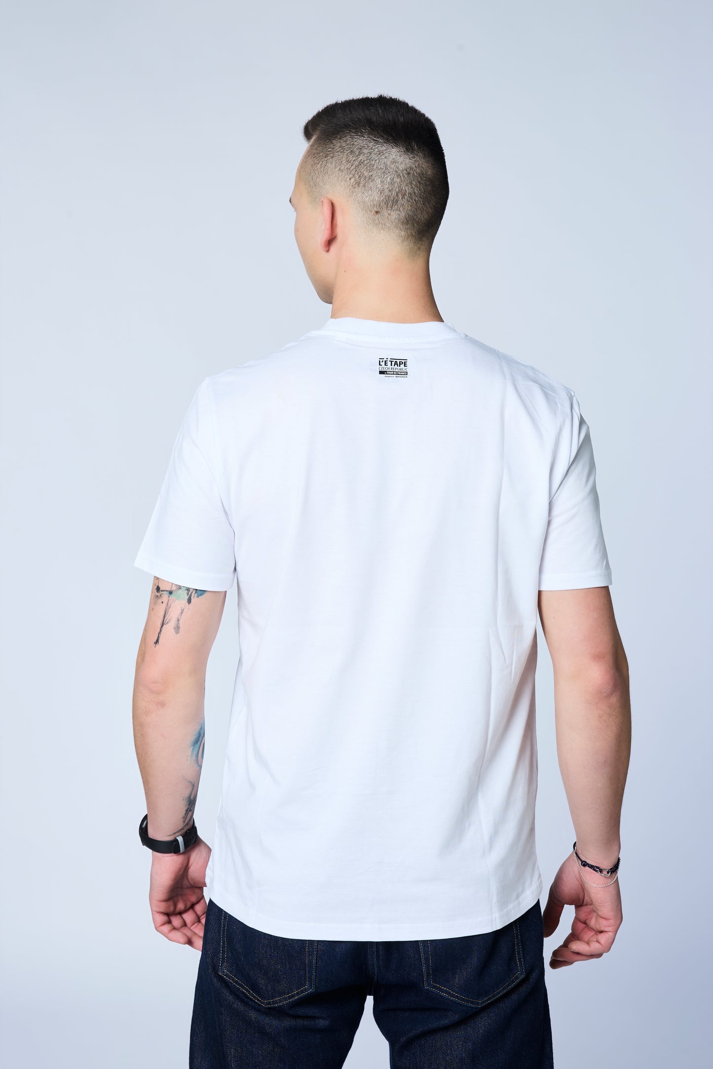 Bílé triko s motivem Kopcovité L'Etape 2025